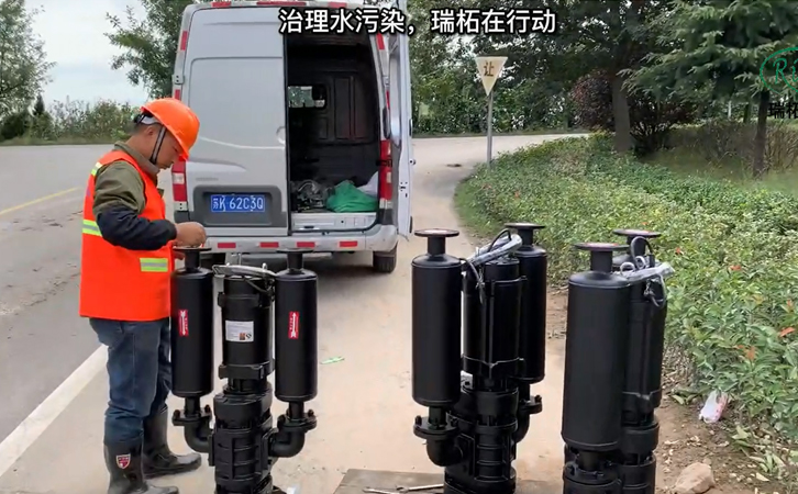 安裝工人將沉水風(fēng)機(jī)送到施工現(xiàn)場(chǎng) 安裝工人將沉水風(fēng)機(jī)送到施工現(xiàn)場(chǎng)