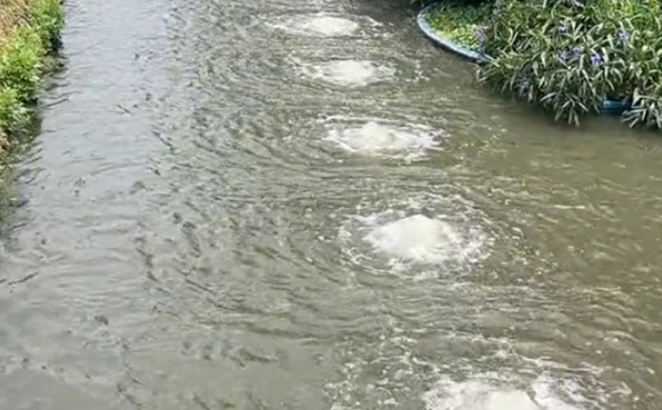 一臺沉水風(fēng)機(jī)，帶動百米河道曝氣